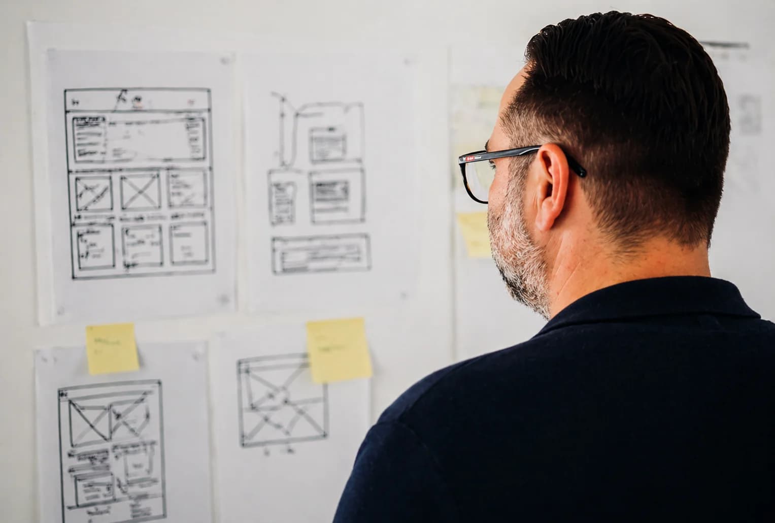 Przem – bei der Arbeit am Laptop, Webentwicklung und Beratung